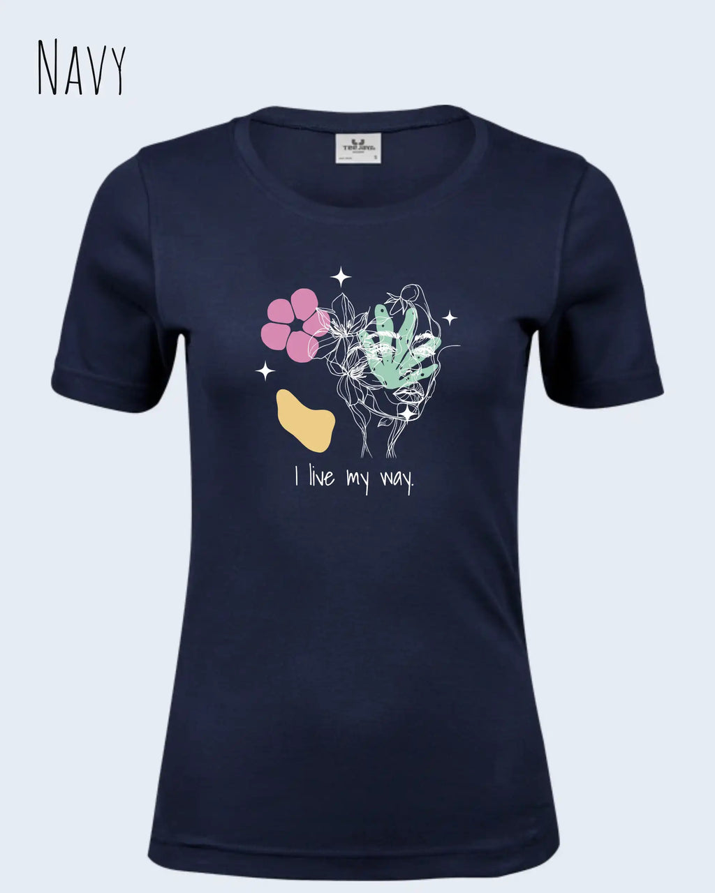 Das Bild zeigt das Bio Design-T‑Shirt mit femininen Schnitt in der Farbe Navy und dem Statement I live my way.