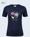 Das Bild zeigt das Bio Design-T‑Shirt mit femininen Schnitt in der Farbe Navy und dem Statement I live my way.