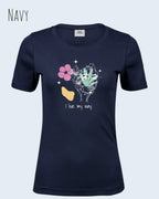Das Bild zeigt das Bio Design-T‑Shirt mit femininen Schnitt in der Farbe Navy und dem Statement I live my way.