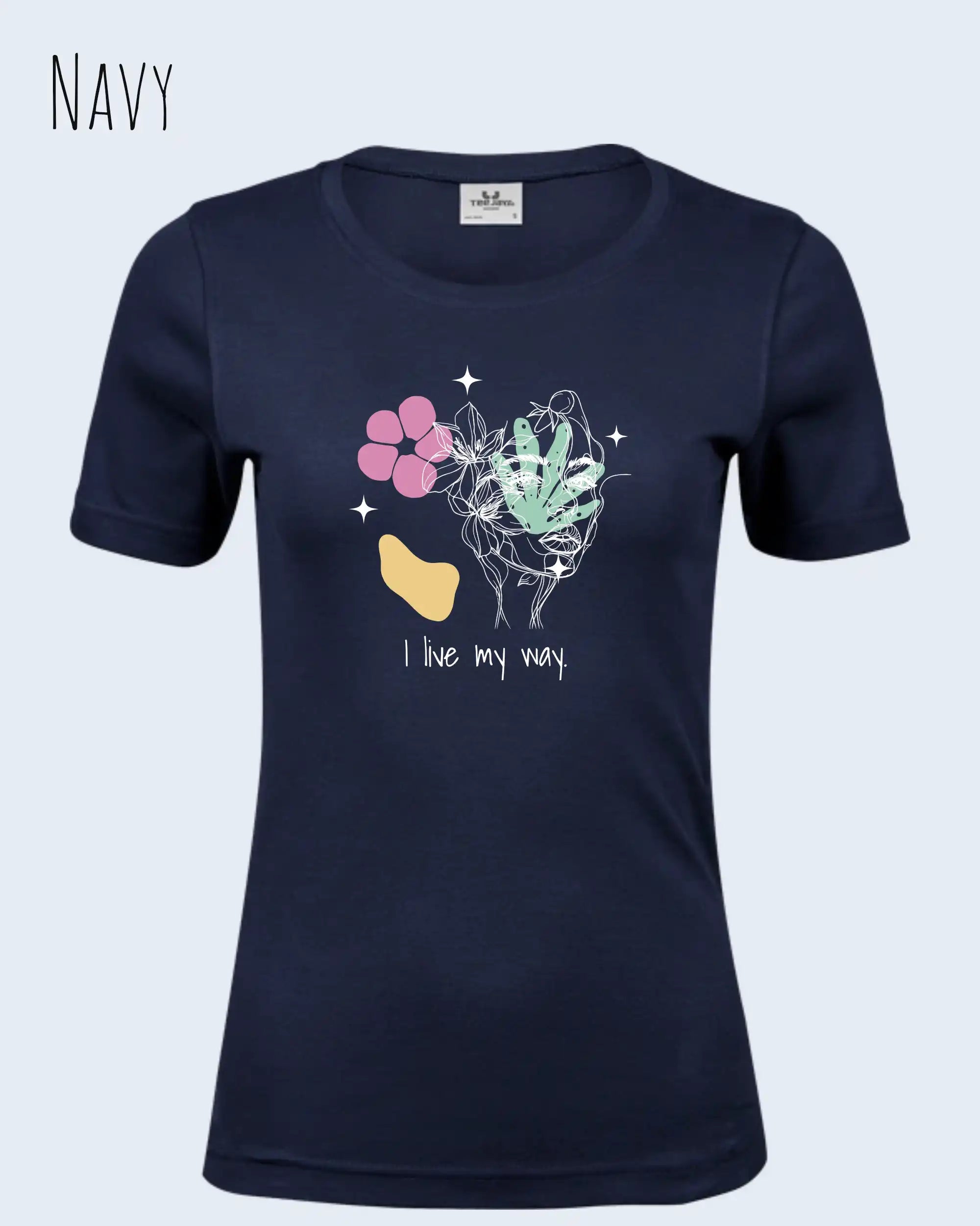 Das Bild zeigt das Bio Design-T‑Shirt mit femininen Schnitt in der Farbe Navy und dem Statement I live my way.