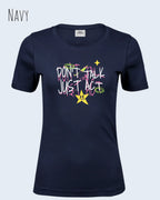 das bild zeigt das T-Shirt Tee Jays Women's Interlock Tee STYLE 580 in der farbe navy mit dem design "Don't talk Just Act".