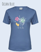 Das Bild zeigt das Bio Design-T‑Shirt mit femininen Schnitt in der Farbe Ocean Blue und dem Statement I live my way.