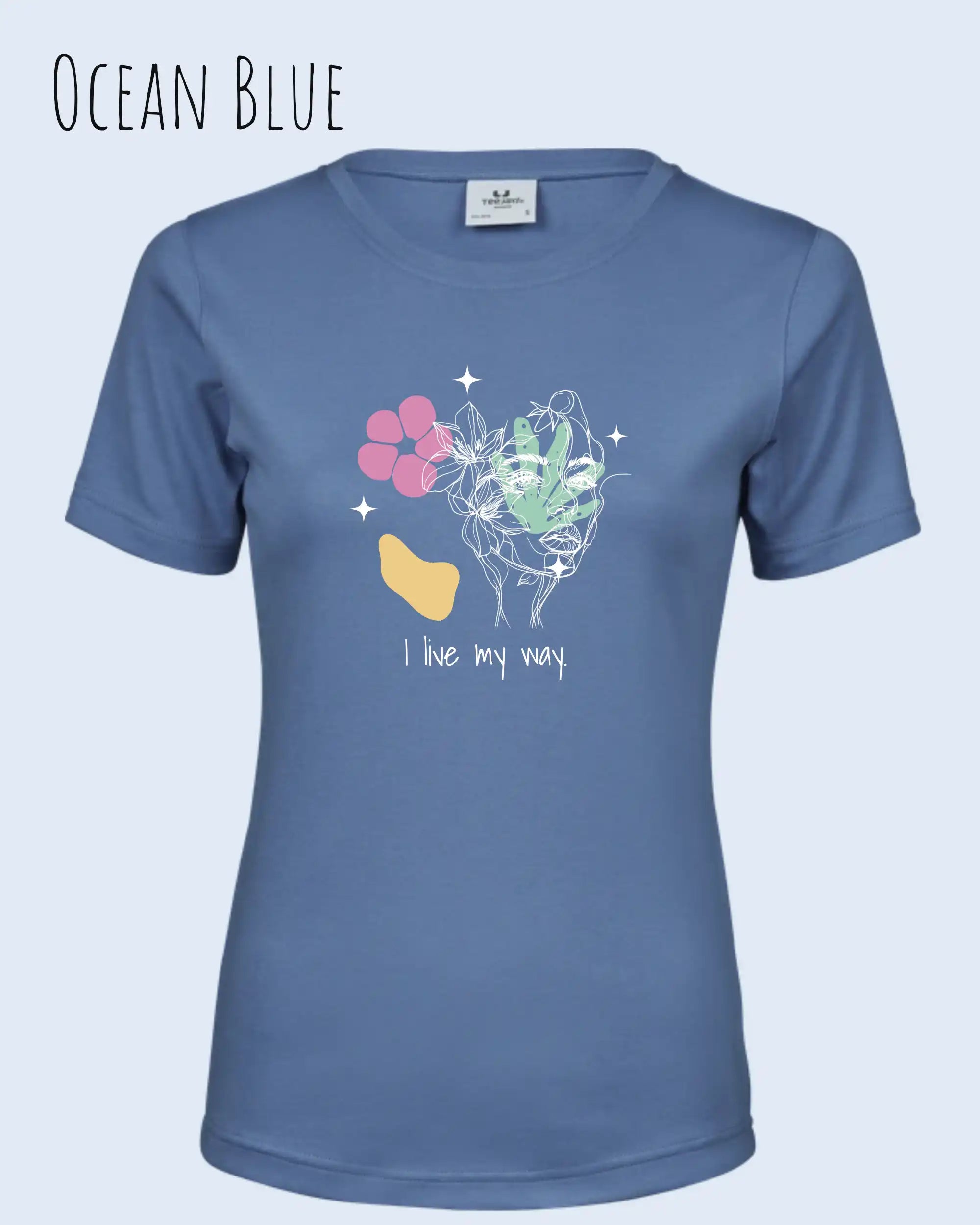 Das Bild zeigt das Bio Design-T‑Shirt mit femininen Schnitt in der Farbe Ocean Blue und dem Statement I live my way.