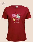 Das Bild zeigt das Bio Design-T‑Shirt mit femininen Schnitt in der Farbe Red und dem Statement I live my way.