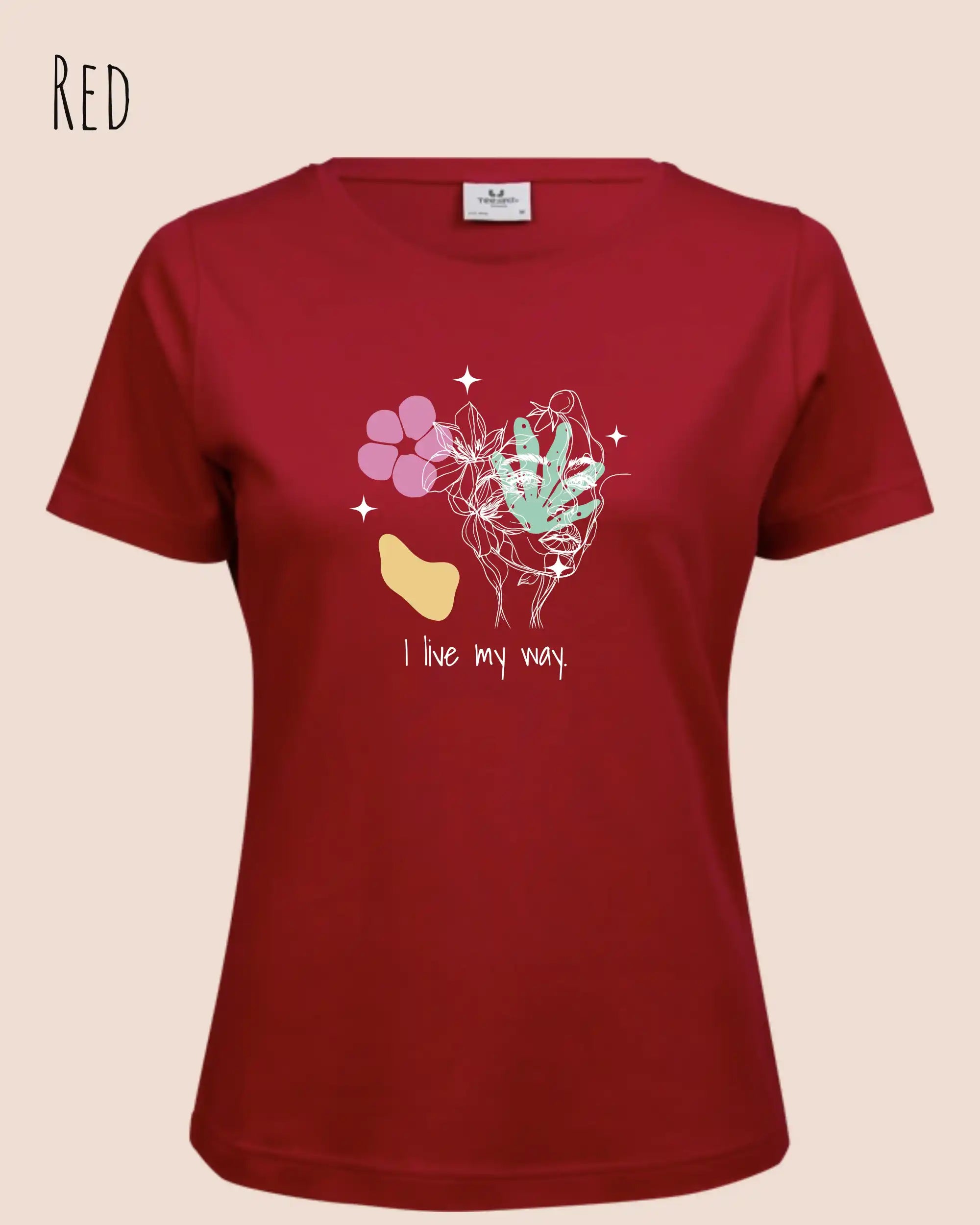Das Bild zeigt das Bio Design-T‑Shirt mit femininen Schnitt in der Farbe Red und dem Statement I live my way.