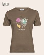 Das Bild zeigt das Bio Design-T‑Shirt mit femininen Schnitt in der Farbe Wood und dem Statement I live my way.