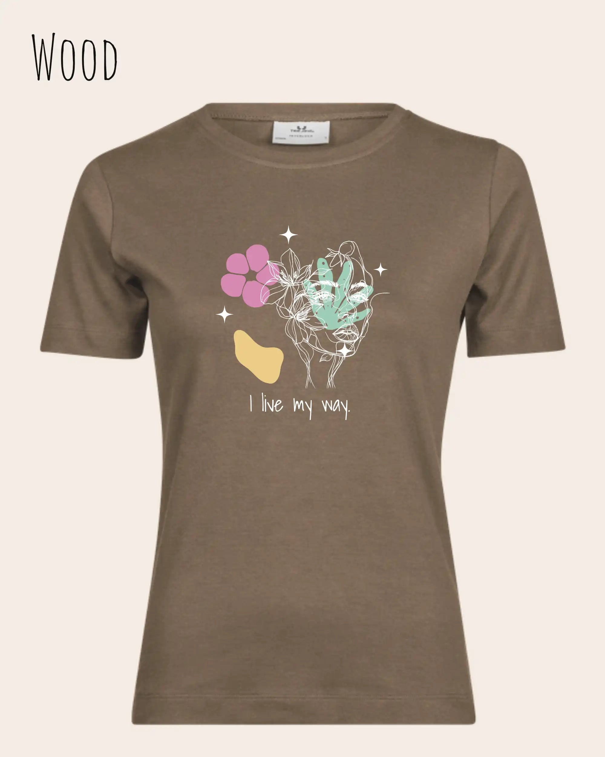 Das Bild zeigt das Bio Design-T‑Shirt mit femininen Schnitt in der Farbe Wood und dem Statement I live my way.