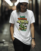 Die Abbildung zeigt eine junge frau mit einem Design-T-Shirt in der Farbe arctic white und mit der Grafik let them talk.