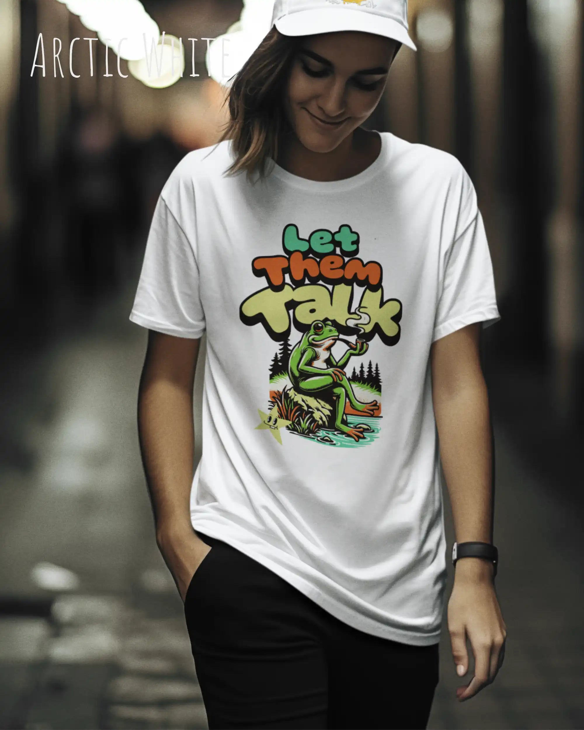 Die Abbildung zeigt eine junge frau mit einem Design-T-Shirt in der Farbe arctic white und mit der Grafik let them talk.