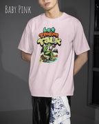 Die Abbildung zeigt eine frau  mit einem Design-T-Shirt in der Farbe baby pink und mit der Grafik let them talk.