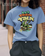 Die Abbildung zeigt eine frau mit einem Design-T-Shirt in der Farbe cornflower blue und mit der Grafik let them talk.