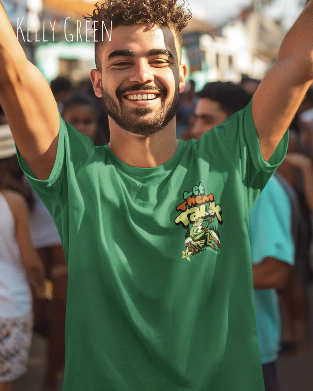 Die Abbildung zeigt einen lachenden mann mit einem Design-T-Shirt in der Farbe kelly green und mit der Grafik let them talk.