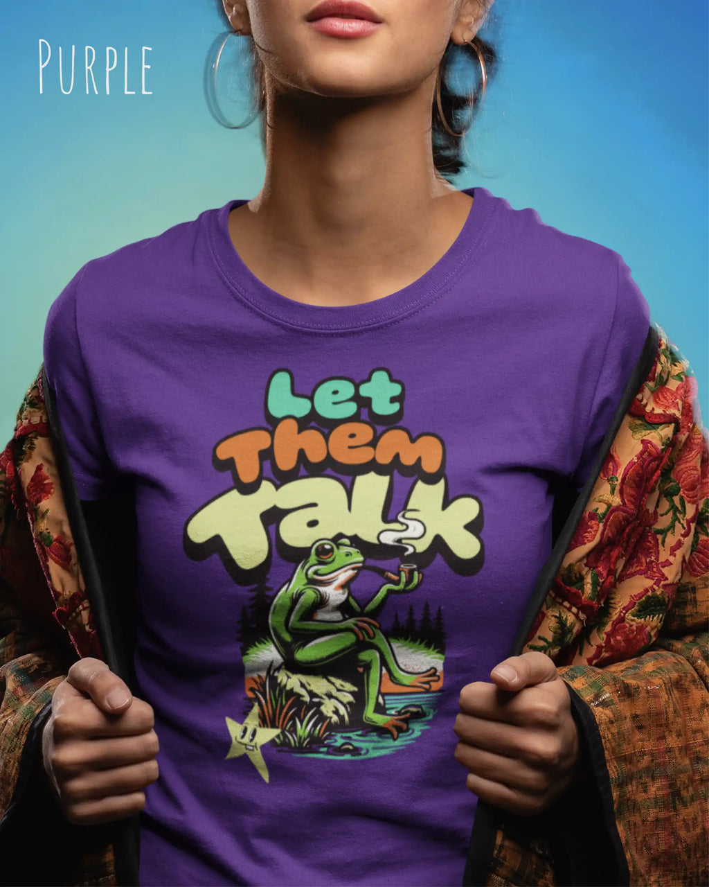 Die Abbildung zeigt eine stolzer frau mit einem Design-T-Shirt in der Farbe purple  und mit der Grafik let them talk.