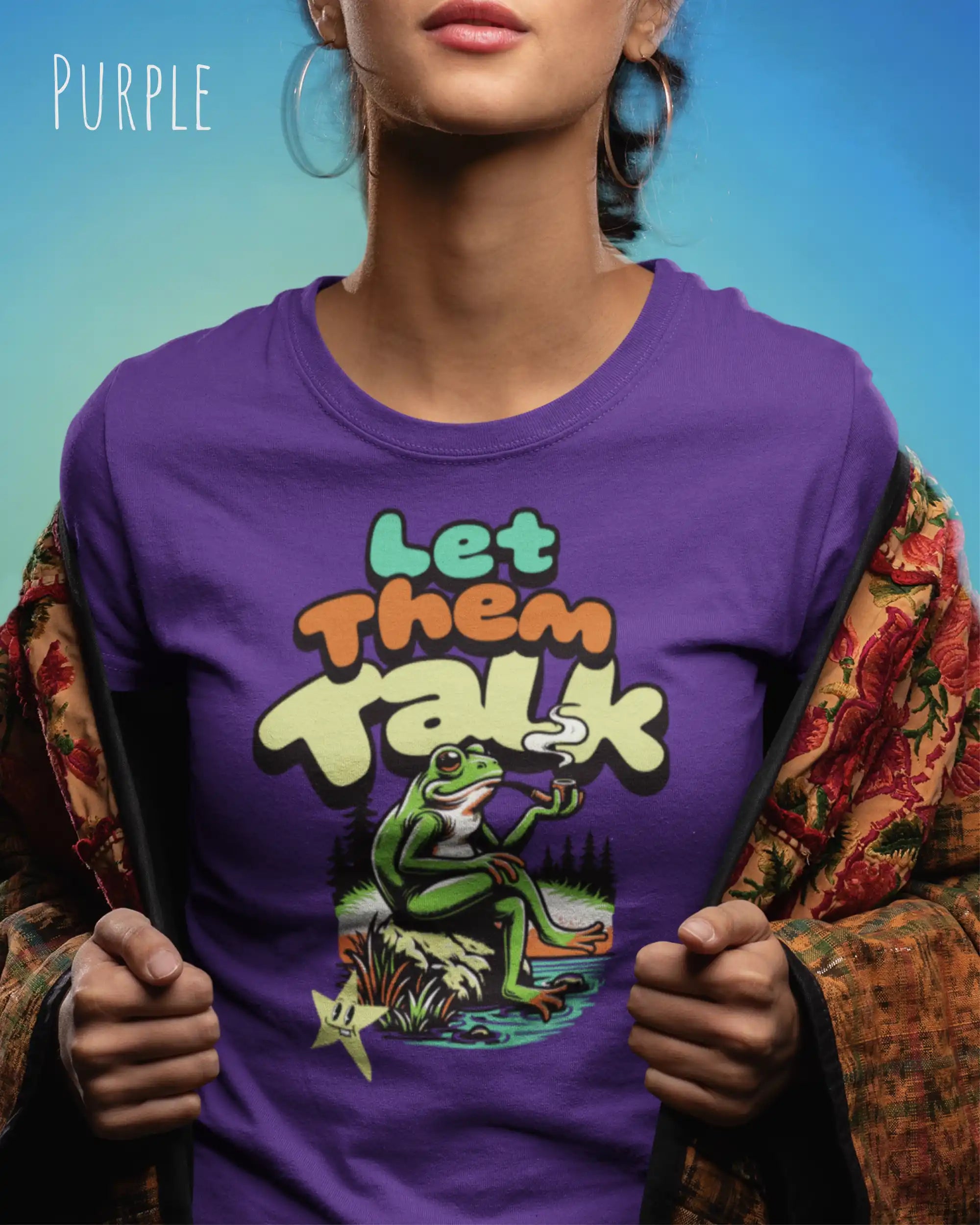 Die Abbildung zeigt eine stolzer frau mit einem Design-T-Shirt in der Farbe purple  und mit der Grafik let them talk.