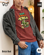 Ein Mann trägt einen Design-Hoodie  in der farbe brick red mit dem humorvollen motiv "let them talk".