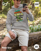 Ein Mann trägt einen Design-Hoodie  in der farbe caramel latte mit dem humorvollen motiv "let them talk".