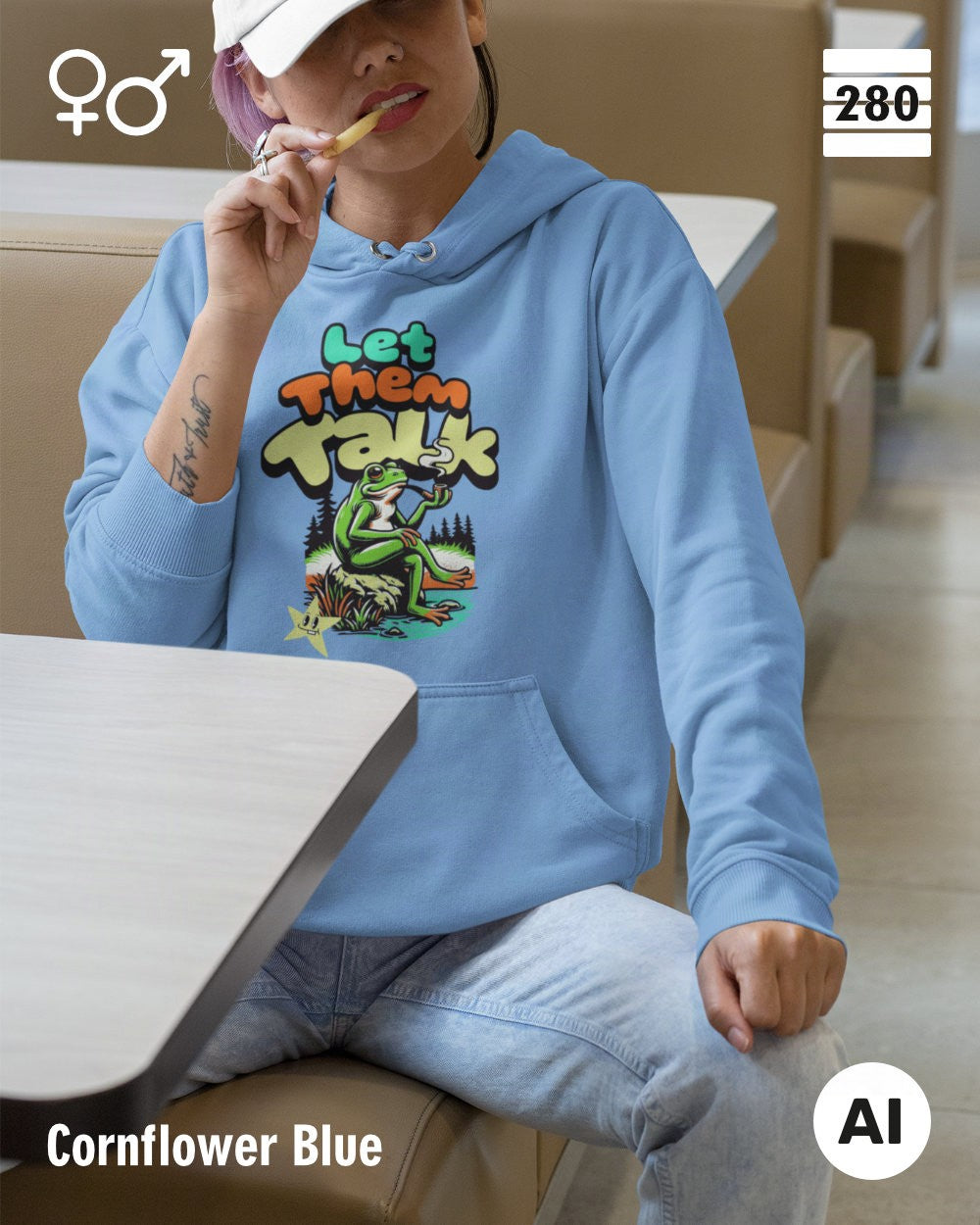 Eine junge frau trägt einen Design-Hoodie  in der farbe cornflower blue mit dem humorvollen motiv "let them talk".