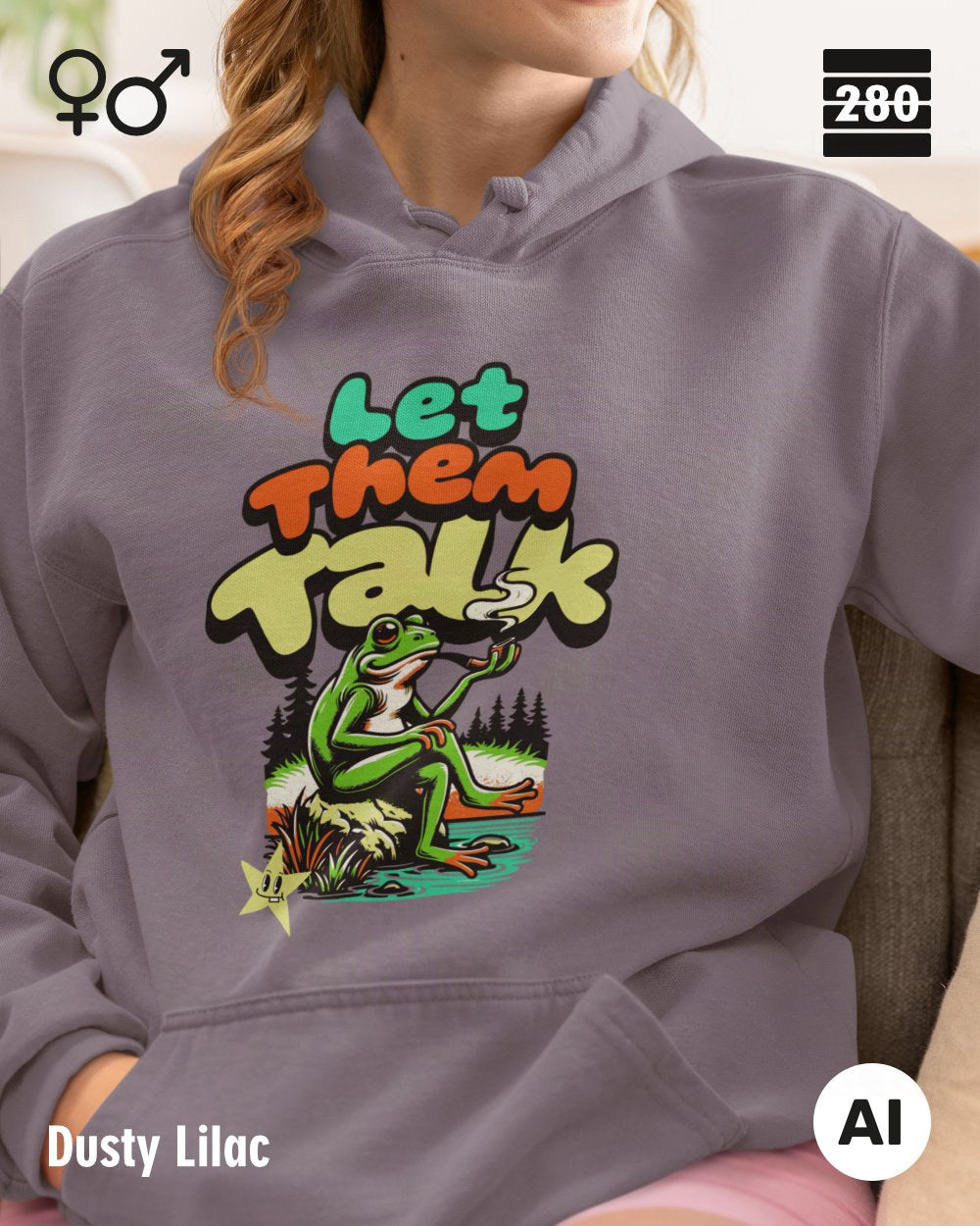 Eine frau trägt einen Design-Hoodie  in der farbe dusty lilac mit dem humorvollen motiv "let them talk".