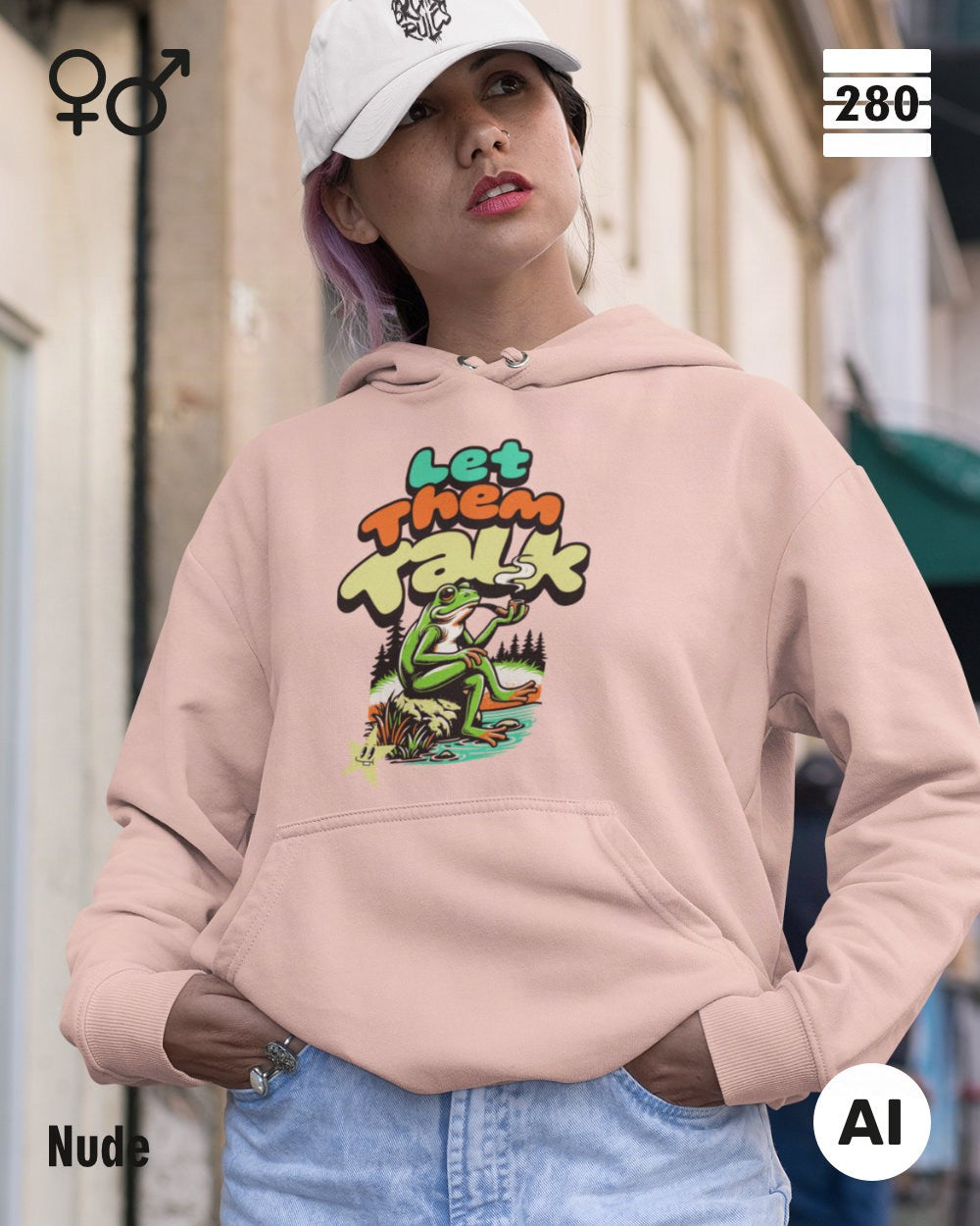 Eine junge frau trägt einen Design-Hoodie  in der farbe nude mit dem humorvollen motiv "let them talk".