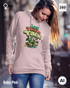 Das bild zeigt eine frau, die  einen Damen-Design-Hoodie in der farbe baby pink mit dem humorvollen motiv "let them talk" trägt.