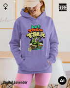 Das bild zeigt eine frau, die  einen Damen-Design-Hoodie in der farbe digital lavender mit dem humorvollen motiv "let them talk" trägt.