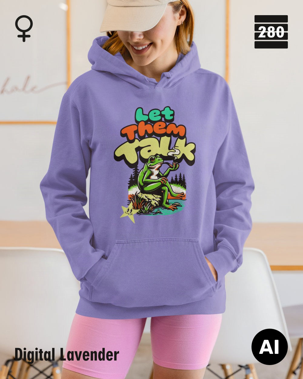 Das bild zeigt eine frau, die  einen Damen-Design-Hoodie in der farbe digital lavender mit dem humorvollen motiv "let them talk" trägt.