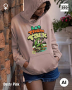 Das bild zeigt eine frau, die  einen Damen-Design-Hoodie in der farbe dusty pink mit dem humorvollen motiv "let them talk" trägt.