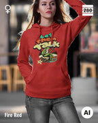 Das bild zeigt eine frau, die  einen Damen-Design-Hoodie in der farbe fire red mit dem humorvollen motiv "let them talk" trägt.