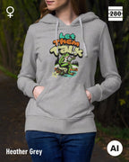 Das bild zeigt eine frau, die  einen Damen-Design-Hoodie in der farbe heather grey mit dem humorvollen motiv "let them talk" trägt.