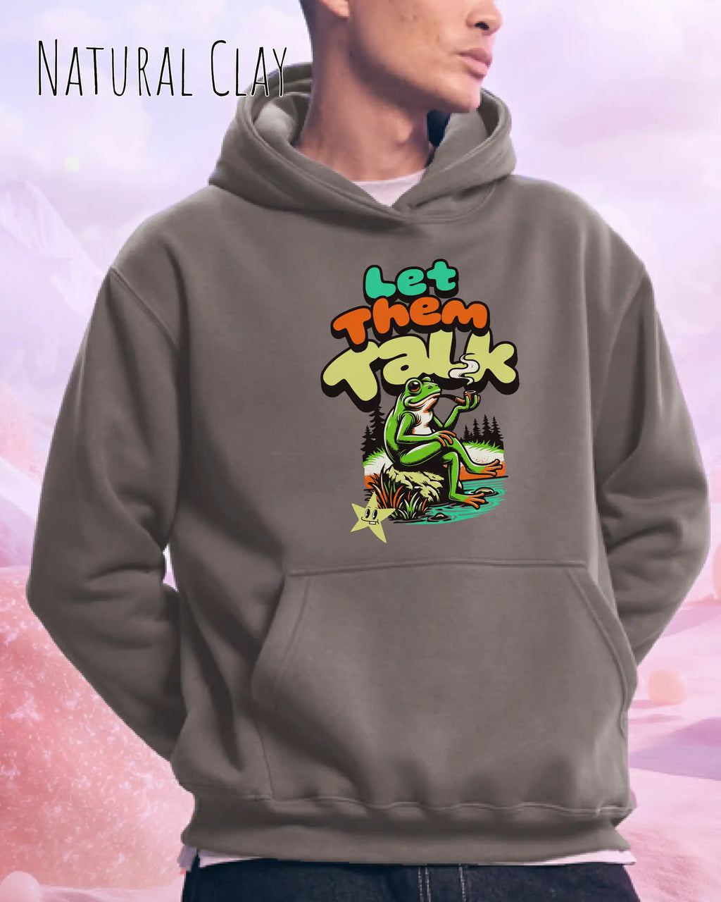 die Abbildung zeigt einen mann, der einen Oversized Design-Hoodie in der farbe natual clay und mit dem humorvollen motiv "let them talk" trägt.