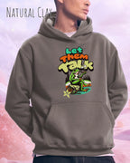 die Abbildung zeigt einen mann, der einen Oversized Design-Hoodie in der farbe natual clay und mit dem humorvollen motiv "let them talk" trägt.