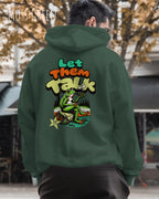 die Abbildung zeigt einen mann, der einen Oversized Design-Hoodie in der farbe moss green und mit dem humorvollen backprint "let them talk" trägt.