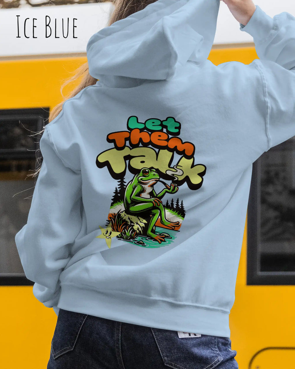 die Abbildung zeigt eine frau, die einen Oversized Design-Hoodie in der farbe ice blue und mit dem humorvollen motiv "let them talk" trägt.