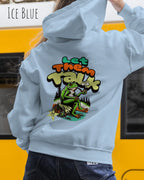 die Abbildung zeigt eine frau, die einen Oversized Design-Hoodie in der farbe ice blue und mit dem humorvollen motiv "let them talk" trägt.