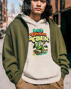 die Abbildung zeigt einen mann, der einen Oversized Design-Hoodie in der farbe natural stone und mit dem humorvollen motiv "let them talk" trägt.