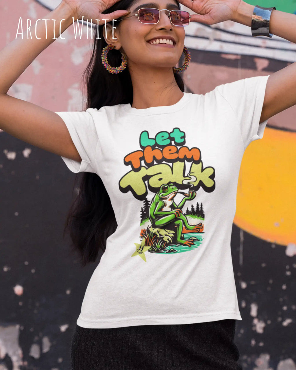 das bild zeigt eine frau, die ein damen design-t-shirt in der farbe arctic white mit dem Motiv "let them talk" trägt,