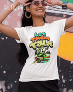 das bild zeigt eine frau, die ein damen design-t-shirt in der farbe arctic white mit dem Motiv "let them talk" trägt,