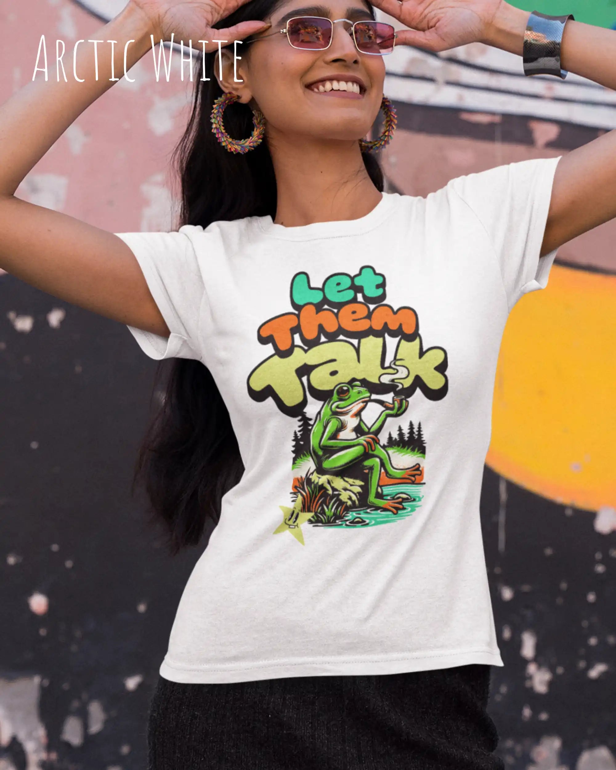 das bild zeigt eine frau, die ein damen design-t-shirt in der farbe arctic white mit dem Motiv "let them talk" trägt,