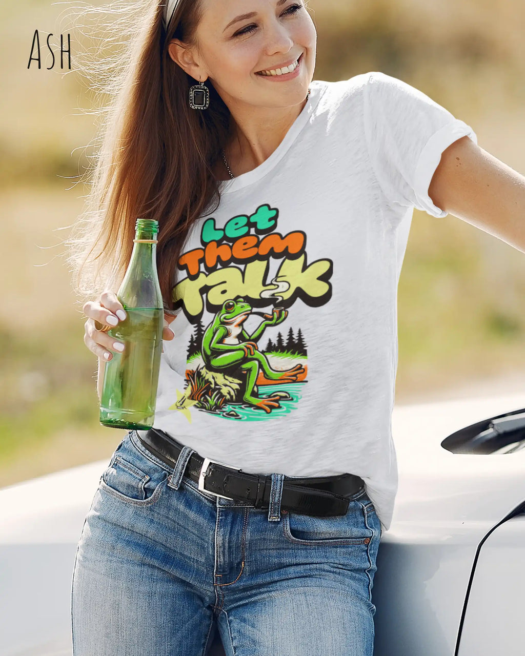das bild zeigt eine frau, die ein damen design-t-shirt in der farbe ash mit dem Motiv "let them talk" trägt,
