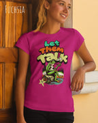 das bild zeigt eine blonde  frau, die ein damen design-t-shirt in der farbe fuchsia mit dem Motiv "let them talk" trägt,