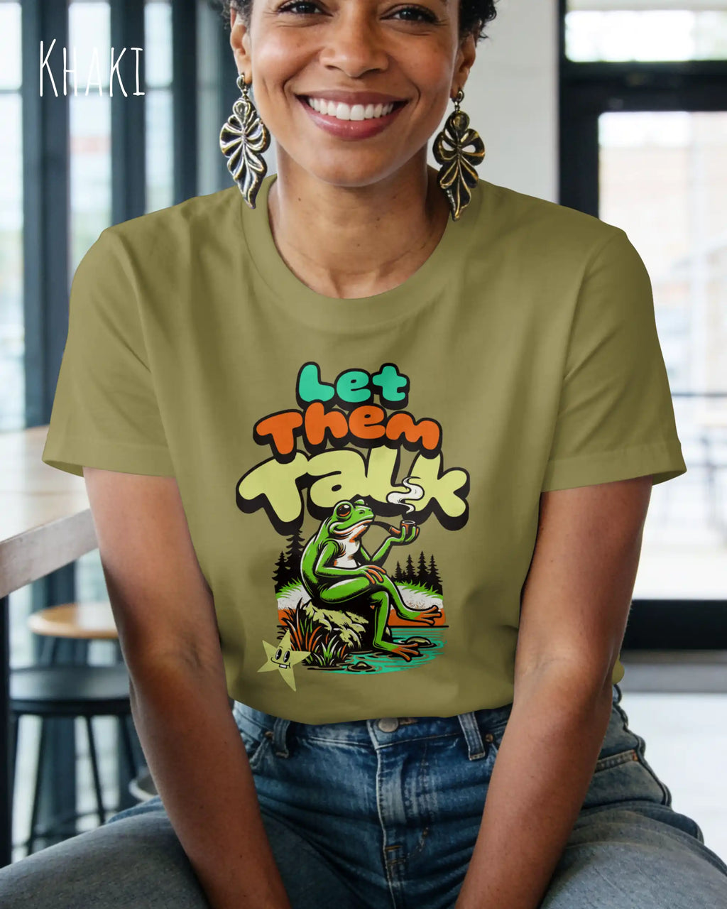 das bild zeigt eine frau, die ein damen design-t-shirt in der farbe khaki mit dem Motiv "let them talk" trägt,