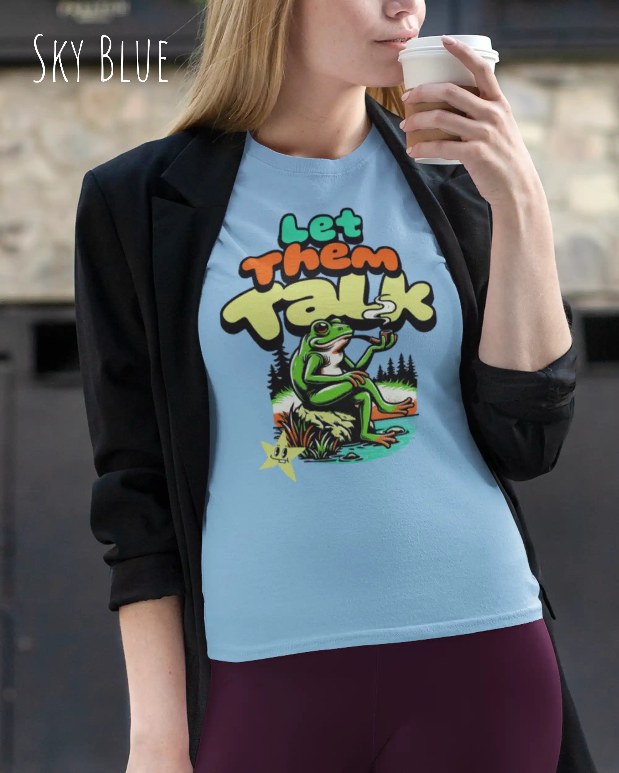 das bild zeigt eine frau, die ein damen design-t-shirt in der farbe sky blue mit dem Motiv "let them talk" trägt,