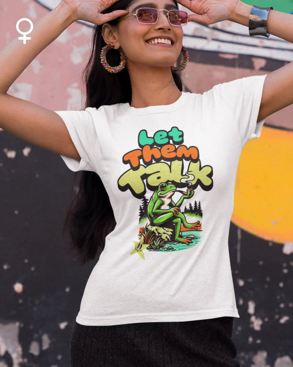 das bild zeigt eine frau, die ein damen design-t-shirt  mit dem Motiv "let them talk" vorne mittig auf der brust trägt,
