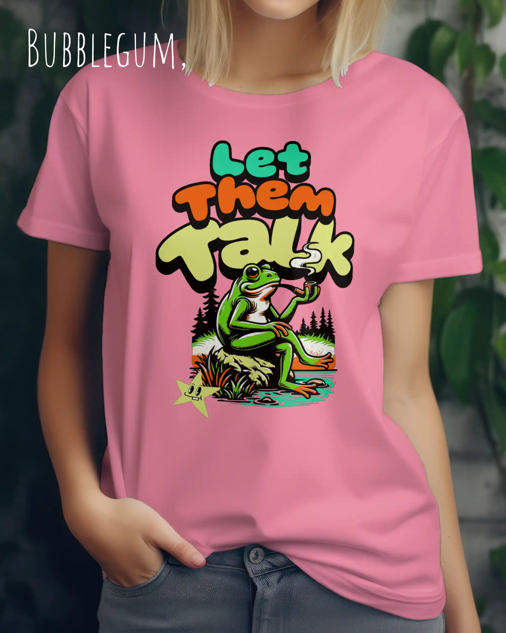 frau trägt ein Design-T-Shirt in der farbe bubblegum mit dem humorvollen Motiv "Let them talk" 