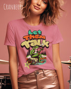 eine frau trägt ein Design-T-Shirt in der farbe cranberry mit dem humorvollen Motiv "Let them talk" 