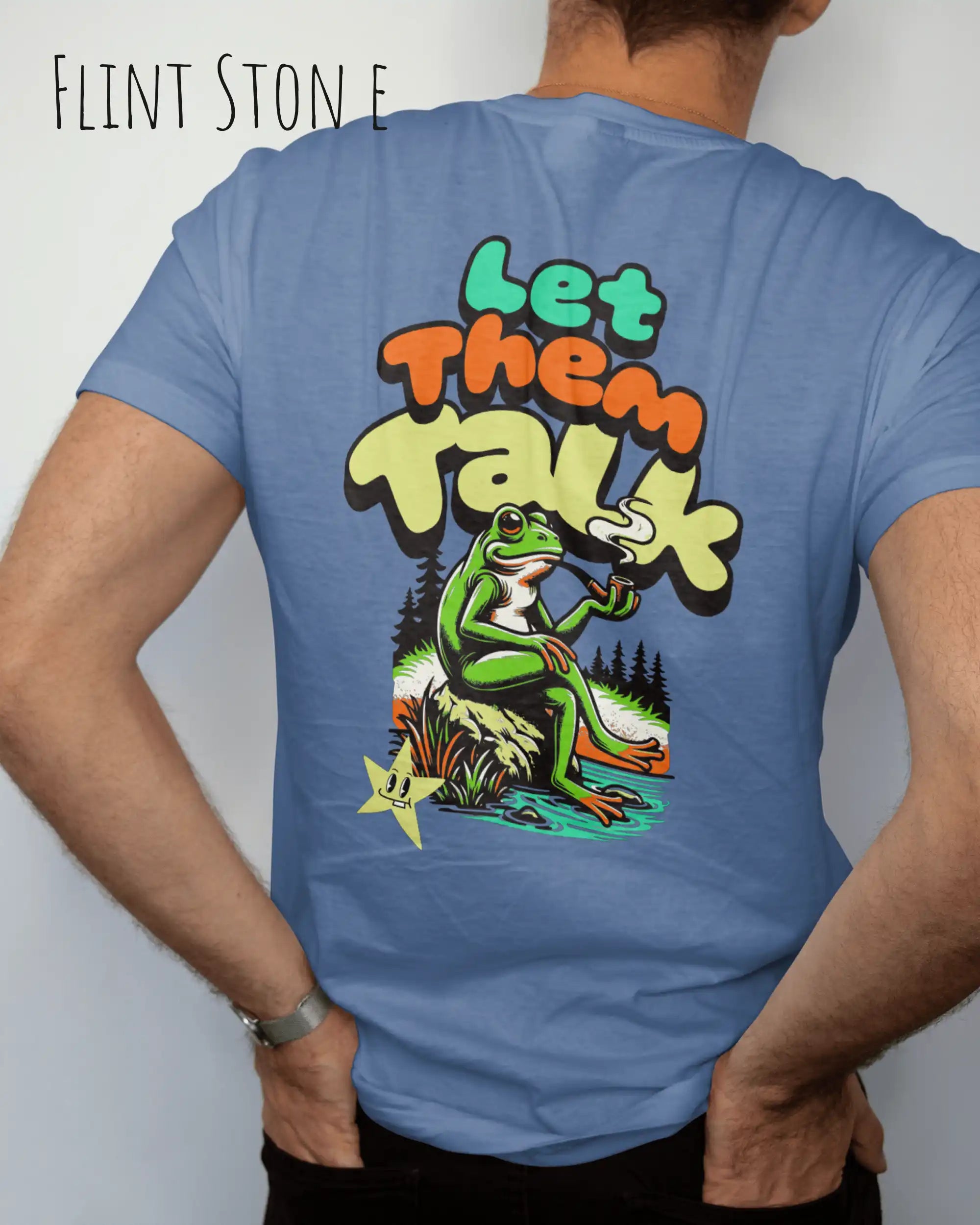 ein mann trägt ein Design-T-Shirt in der farbe flint stone mit dem humorvollen backprint Motiv "Let them talk" 