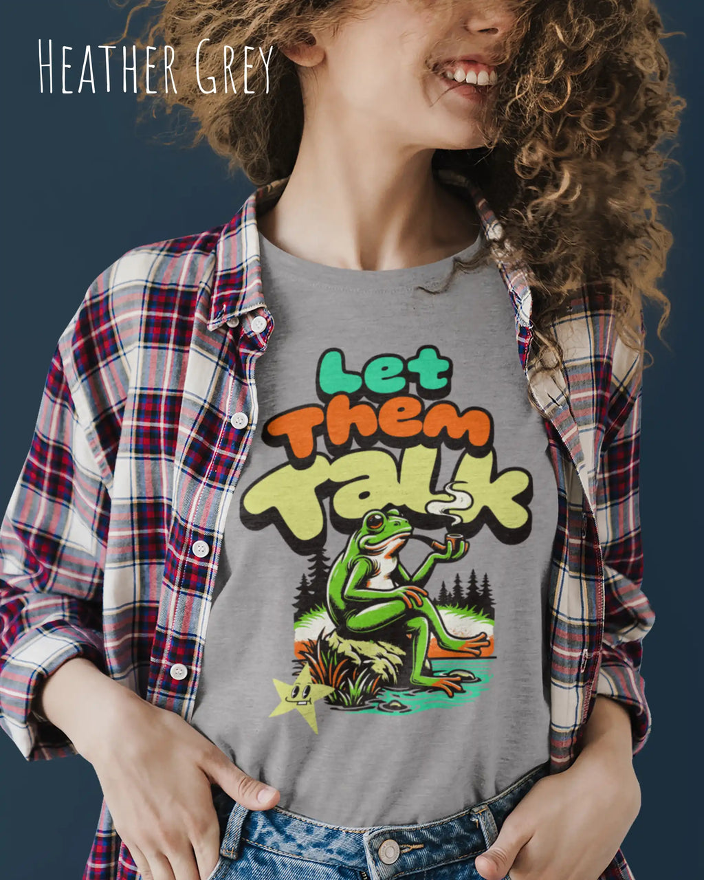 junge frau trägt ein Design-T-Shirt in der farbe heather grey mit dem humorvollen Motiv "Let them talk" 