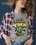 junge frau trägt ein Design-T-Shirt in der farbe heather grey mit dem humorvollen Motiv "Let them talk" 