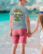 ein mann trägt ein Design-T-Shirt in der farbe mysty blue mit dem humorvollen Motiv "Let them talk" 