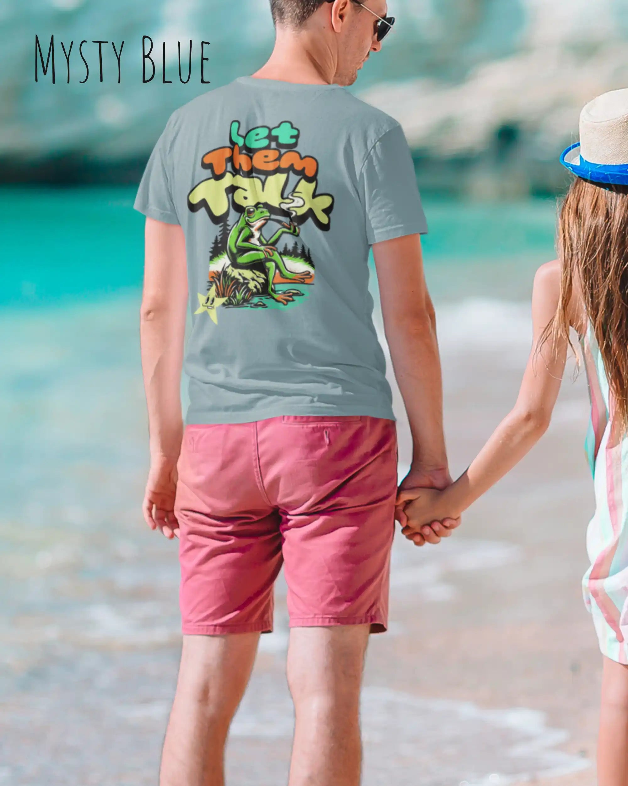 ein mann trägt ein Design-T-Shirt in der farbe mysty blue mit dem humorvollen Motiv "Let them talk" 